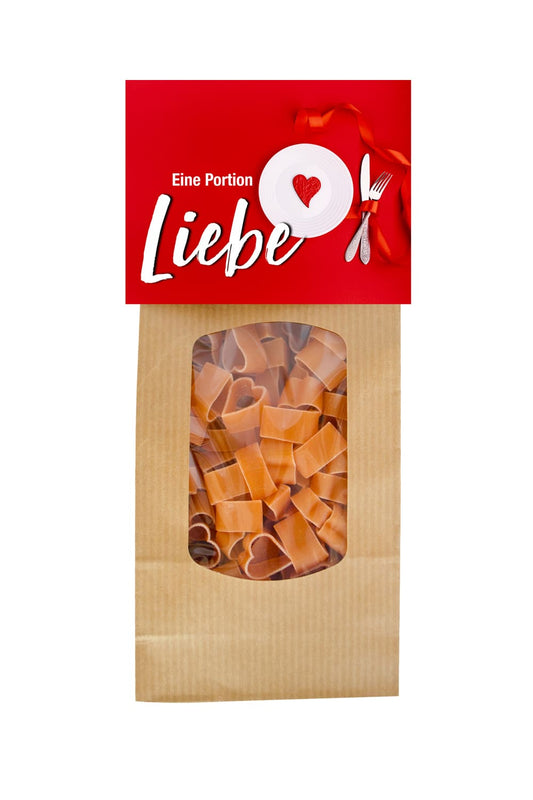 Die Pasta sind in Herzform und in einem schoenen Geschenks Beutel verpackt. Auf der Verpackung steht der Spruch: Eine Portion Liebe. Auf der Rueckseite der Naturverpackung steht ein leckeres Rezept. Hergestellt werden die Herz Teigwaren in der Schweiz. Ein ideales Geschenk für Verliebte.