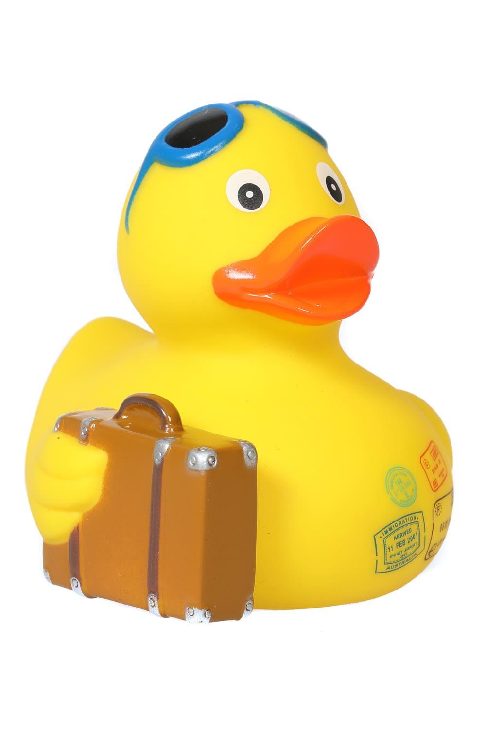 Diese Badeente traegt ihr Entenkleid im Reise Style. Die suesse Badeente hat die Standartgroesse von 8 cm. Badeenten sind sehr beliebt, weil sie witzig, süss, lustig, praktisch und amuesant sind. Ein perfektes Geschenk und Mitbringsel fuer alle Reisenden und fuer die Ferien.