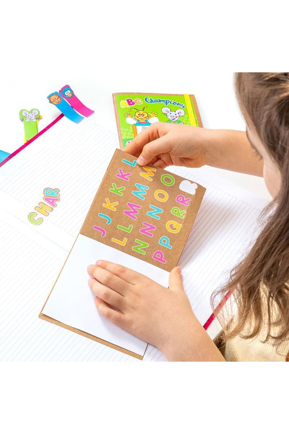 Buchstaben lernen mit dem Stickerheft fuer Kinder. Tolles Kindergeschenk fuer die Schule oder fuer den Schulstart.