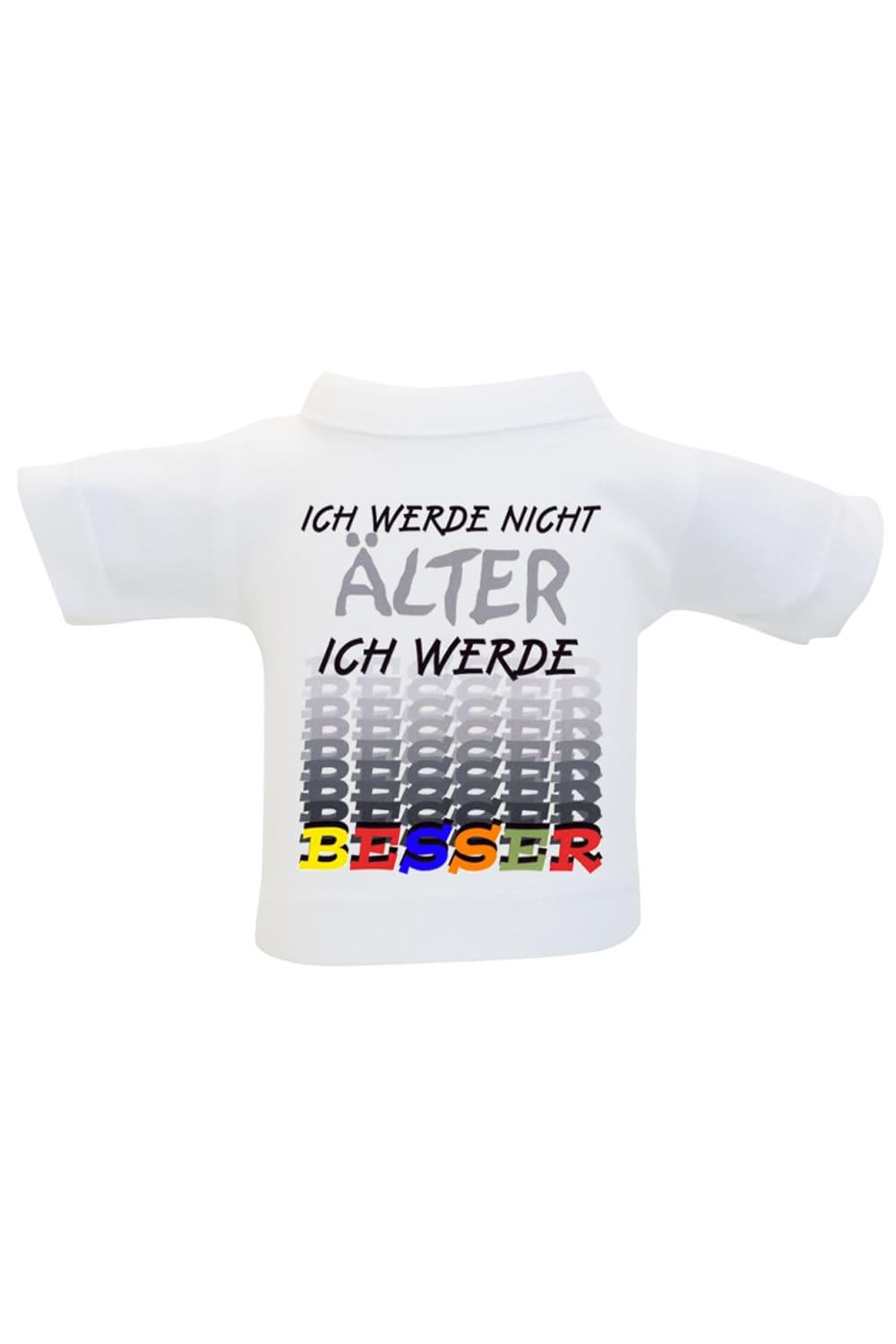 Das Mini T-Shirt ist ein lustiges Accessoire fuer Plueschtiere, Geschenke und Flaschen. Einfach das Mini Shirt einer Weinflasche oder einem Teddy anziehen und fertig ist die originelle Geschenkverpackung. Kleines Flaschenshirt mit der Aufschrift: Ich werde nicht aelter, ich werde besser.