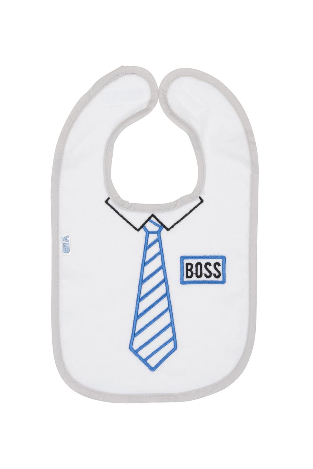 Der Boss Babylatz ist von der Marke: VIB – Very Important Baby, qualitative und hochwertige Babyaccesoires. Einfach ein perfektes Babygeschenk. Der Babylatz ist mit der Aufschrift: "Boss" und einer Krawatte bestickt. Der Babylatz ist aus 100% Baumwolle, Der Stoff hat ausserdem das Oeko-Tex Guetezeichen.