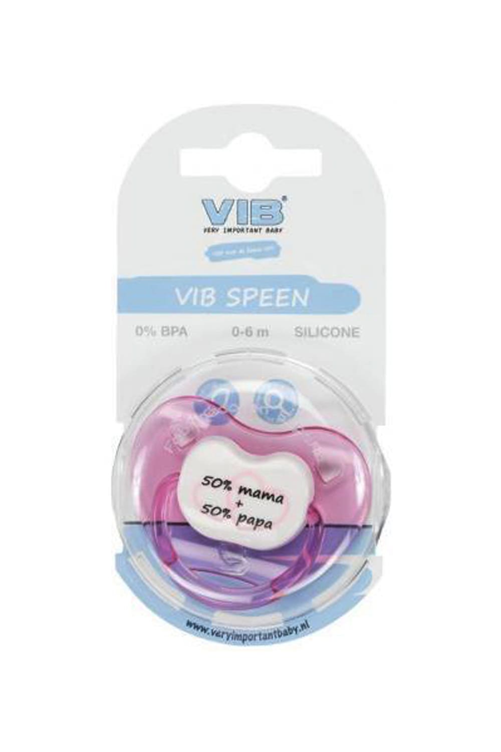 Auf dem Baby Schnuller steht der Spruch: 50% mama + 50% papa. Der Nuggi ist von der Marke: VIB – Very Important Baby, qualitative und hochwertige Baby Produkte. Der Schnuller ist ein perfektes Geschenk zur Geburt und ist in der Farbe rosa erhaeltlich. Einfach ein perfektes Baby Geschenk ab 0 Monate bis 6 Monate.