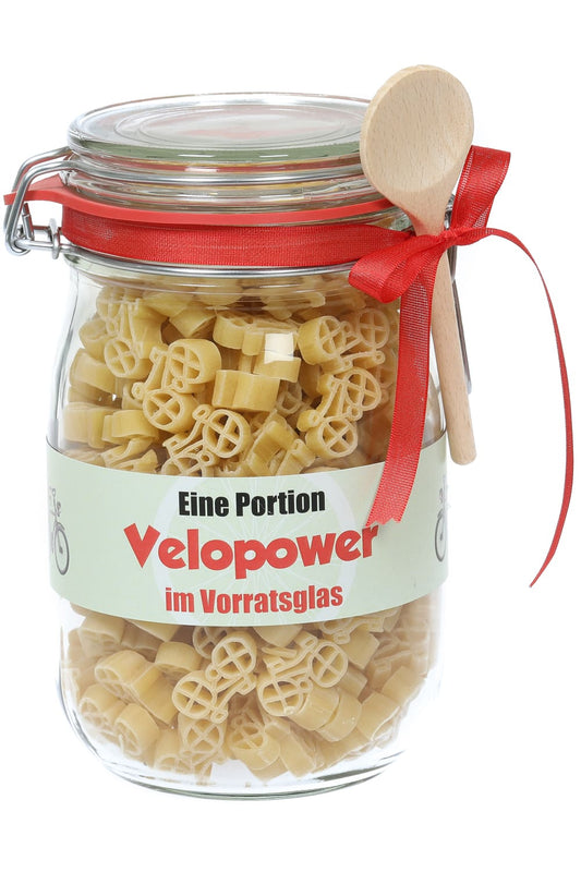 Die Pasta haben eine Fahhrad Form! Das Geschenkglas ist verziert mit einem kleinen Kochloeffel aus Holz und der Spruch Etikette: Velopower im Vorratsglas!