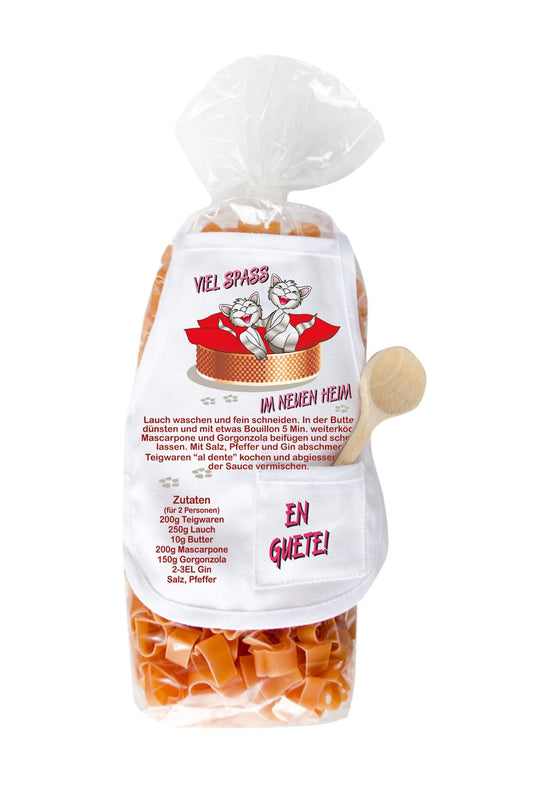 Die Herz Motivpasta sind mit einer Mini Kochschuerze und dem Spruch: Viel Spass im neuen Heim. Die Pasta ein perfektes Geschenk fuer einen Umzug in ein neues Heim.