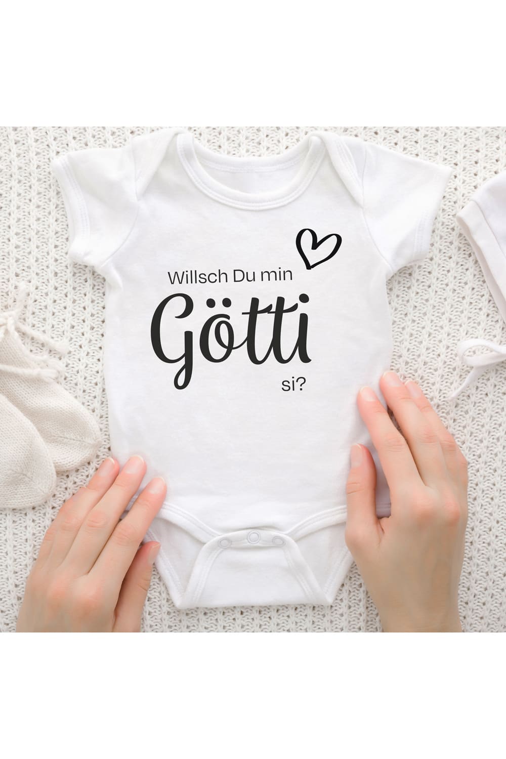 Dieser kurzarm Baby Body ist ein echt süsses und tolles Geschenk für ein Maedchen oder ein Junge. Der Baby Body mit der Aufschrift: Willsch Du min Goetti si, ist einfach nur zuckersuess. Ideales Geschenk für den werdenden Goetti. Der Goetti Baby Body ist in vier diversen Textilfarben und zwei diversen Groessen erhaeltlich.