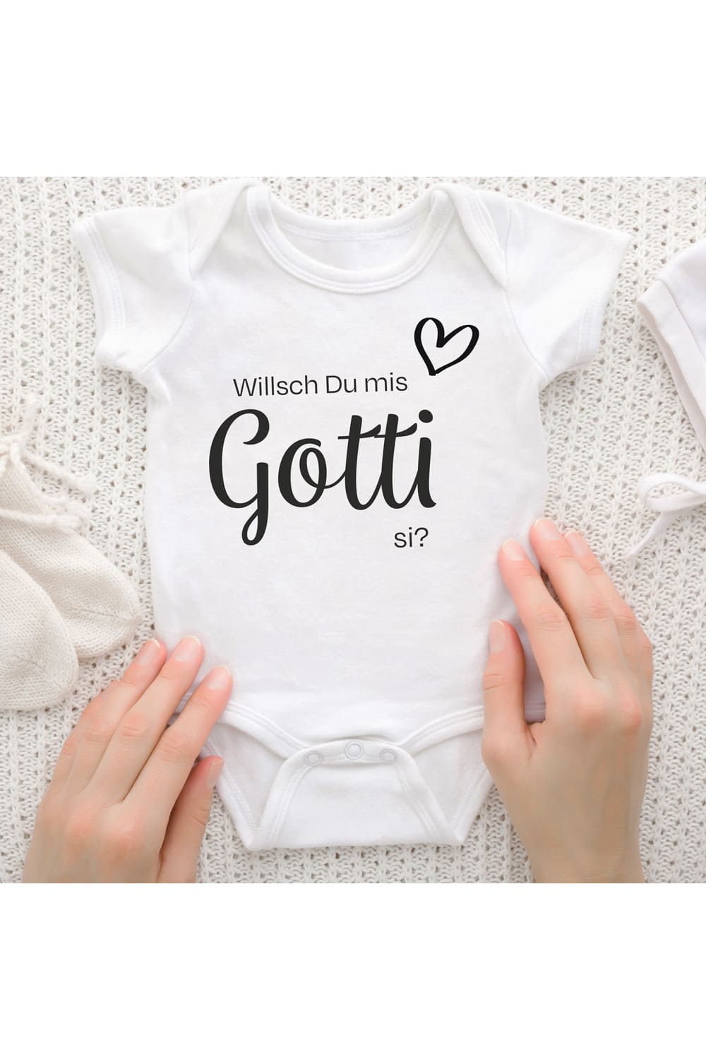 Dieser kurzarm Baby Body ist ein echt suesses und tolles Geschenk fuer ein Maedchen oder ein Junge. Der Baby Body mit der Aufschrift: Willsch Du mis Gotti si, ist einfach nur zuckersuess. Ideales Geschenk für das werdende Gotti. Der Gotti Baby Body ist in vier diversen Textilfarben und zwei diversen Groessen erhaeltlich.