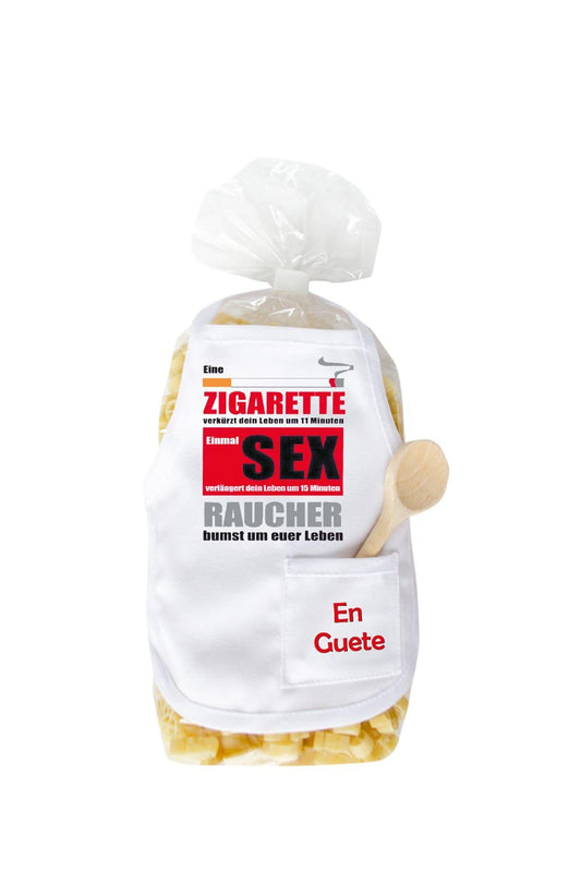 Die Pasta sind in Penisform und in einer Verpackung mit einer Mini Kochschuerze. Auf der Schuerze steht folgender Spruch: Eine Zigarette verkuerzt dein Leben um 11 Minuten. Einmal Sex verlaengert dein Leben um 15 Minuten. Raucher bumst um euer Leben. Diese Penis Teigwaren sind einfach der Brueller.