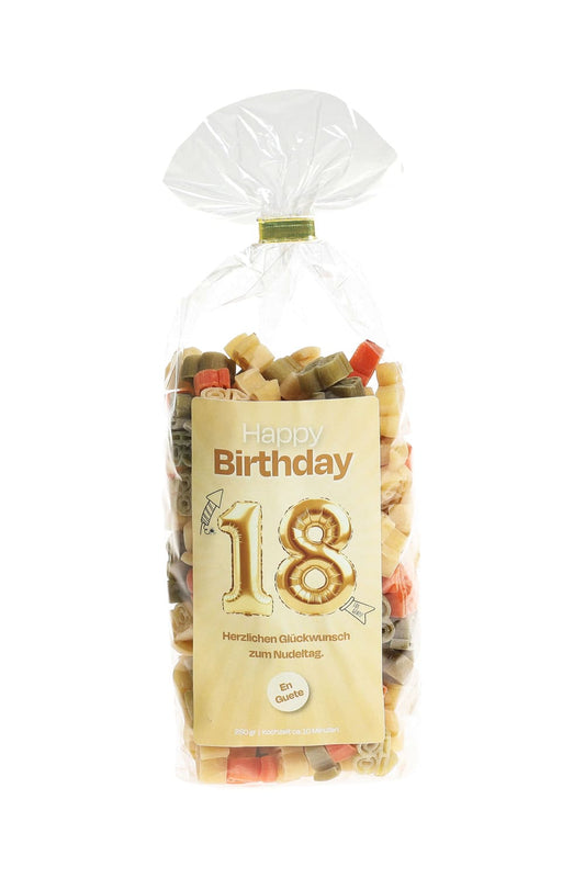 18. Geburtstag Pastasaeckli mit Spruchetikette: Happy Birthday. 18. Los gehts! Herzlichen Glueckwunsch zum Nudeltag. En Guete. Pasta in der Form der Zahl 18.