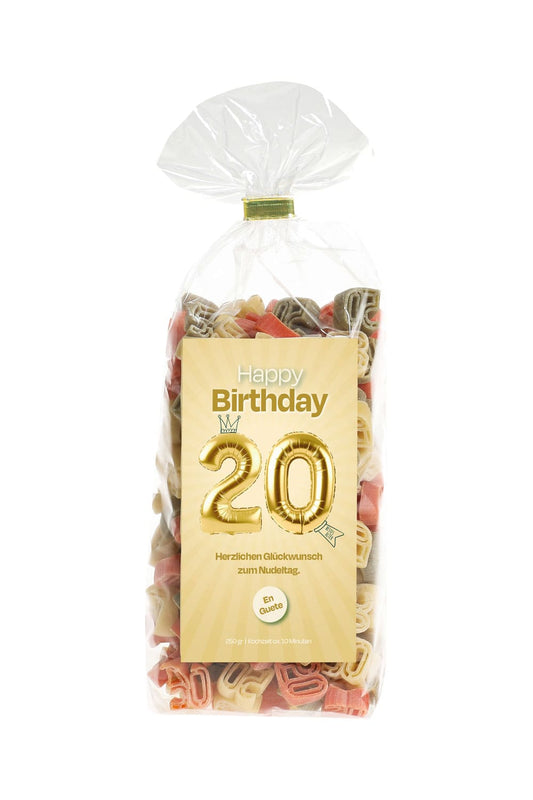 20. Geburtstag Pastasaeckli mit Spruchetikette: Happy Birthday. 20. Bestes Alter! Herzlichen Glueckwunsch zum Nudeltag. En Guete. Pasta in der Form der Zahl 20.