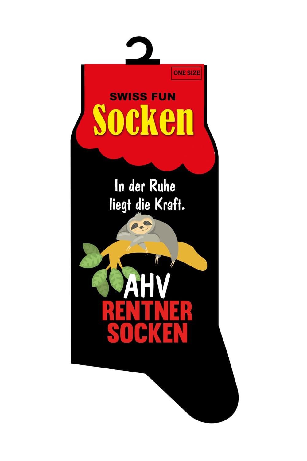 Spasssocken mit der Aufschrift: In der Ruhe liegt die Kraft. AHV Rentner Socken. Zusaetzlich ist auf den Socken ein Faultier abgebildet. Die Spasssocken sind in einer Einheitsgroesse (41 – 46). Die Spasssocken fuer Pensionierte. 