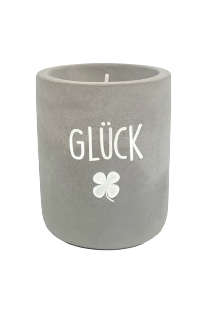Auf der Beton Kerze ist ein herziges Kleeblatt Motiv und die Aufschrift: Glueck. Ein perfektes Geschenk fuer einen besonderen Menschen!