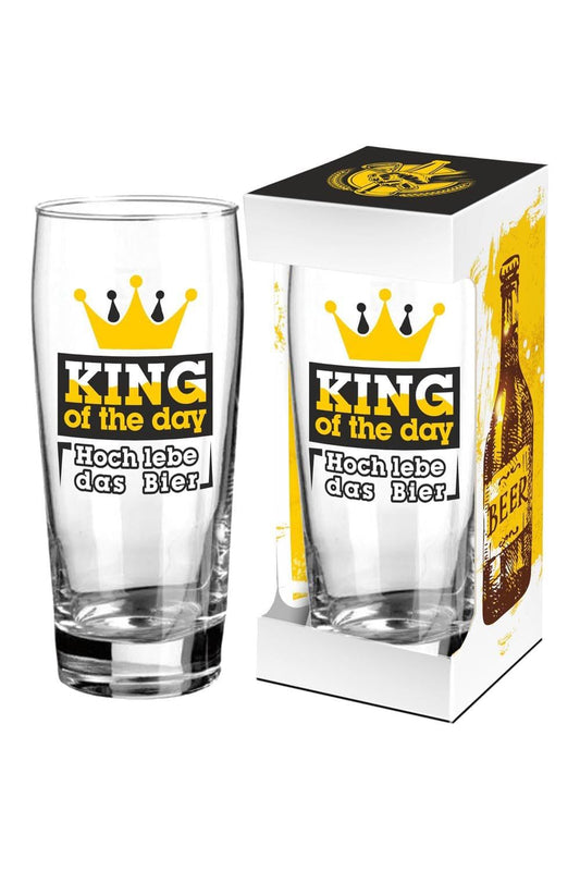 Dieses coole Geschenk ist einfach perfekt fuer alle Menschen, die gerne Bier trinken! Das Bierglas ist bedruckt mit dem Spruch: King of the day. Hoch lebe das Bier!  Das Bier Spruchglas kann beliebig mit anderen Geschenken kombiniert werden. 