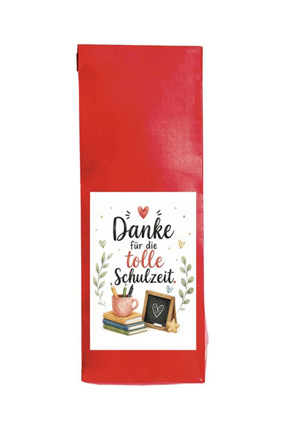 Tee-Geschenk mit Etikette «Danke fuer die tolle Schulzeit» als Aufmerksamkeit fuer Lehrpersonen.