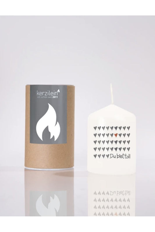 Flaemmchen von Kerzilein! Auf der Kerze befindet sich der Spruch: Du bist toll! Die Stumpenkerze ist weiss und verpackt in einer runden Kartonverpackung. 