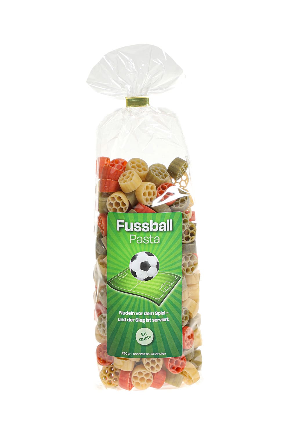 Pastasaeckli mit der Spruchetikette: Fussball Pasta. Nudeln vor dem Spiel - und der Sieg ist serviert. En Guete. Die Motiv Teigwaren sind in Fussball Form! 