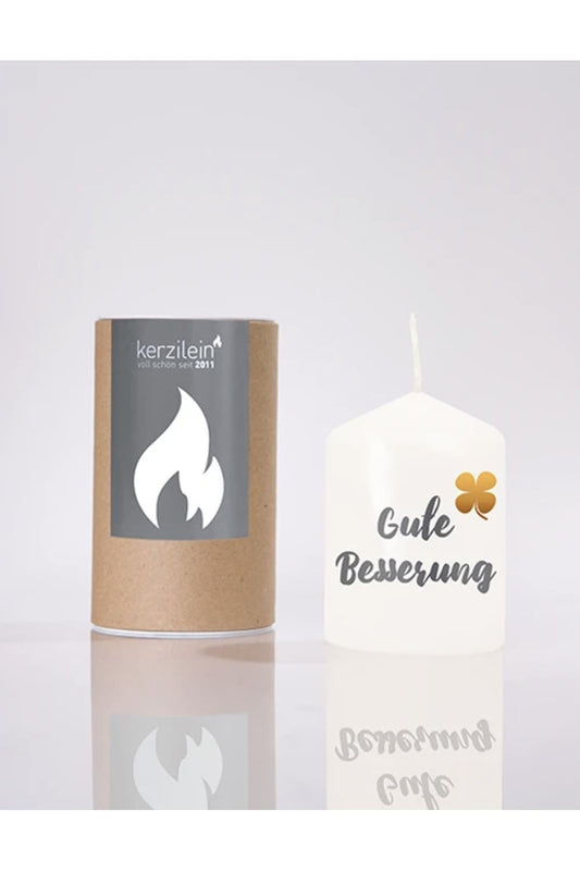 Flaemmchen von Kerzilein! Auf der Kerze befindet sich der Spruch: Gute Besserung! Die Stumpenkerze ist weiss und verpackt in einer runden Kartonverpackung. 
