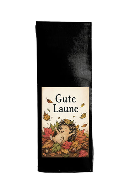 Gute Laune Tee mit fröhlichem Igel im bunten Herbstlaub, naturbelassener Früchtetee im 100-g-Beutel