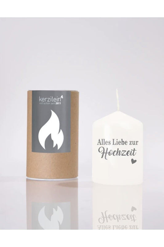 Flaemmchen von Kerzilein! Auf der Kerze steht der Spruch: Alles Liebe zur Hochzeit! Die Stumpenkerze ist weiss und verpackt in einer runden Kartonverpackung. 