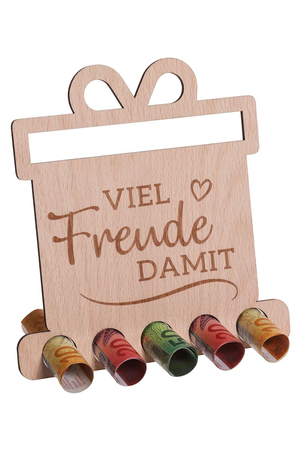 Der Holzaufsteller ist eine perfekte Geschenkidee fuer ein Geldgeschenk oder Gutscheingeschenk. Einfach die Geldnoten rollen und durch die Loecher stecken. Ein originelles Geschenk aus Holz mit der Aufschrift: Viel Freude damit. Der Holzaufsteller hat 5 Loecher, in die man Geld oder gerollte Gutscheine stecken kann. 