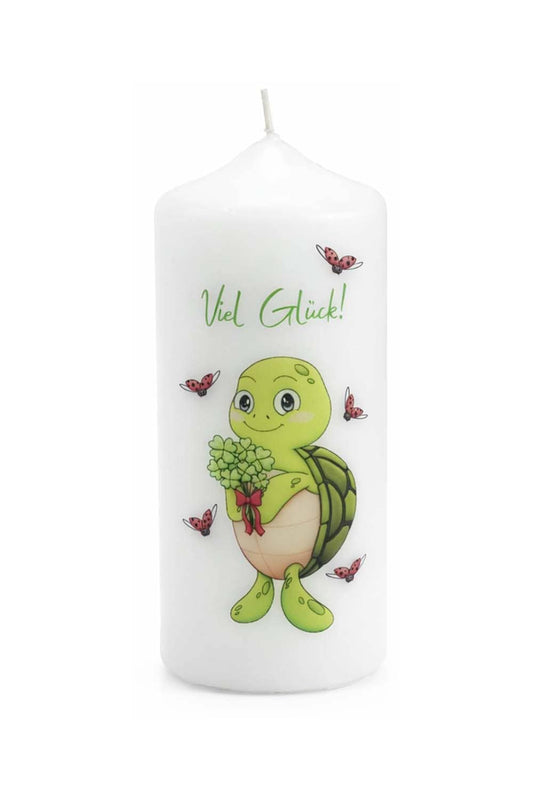 Kerze bedruckt mit der Aufschrift: Viel Glueck, und der niedlichen Schildkroete Lia. Die Schildkroete haelt einen Strauss voller vierblaettrigen Kleeblaettern in der Hand. Die Glueckskerze fuer jeden Anlass! 