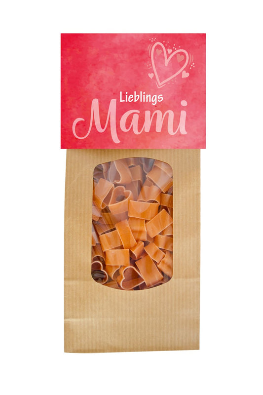 Die Mama Pasta sind in Herzchenform. Hergestellt werden die Herz Pasta in der Schweiz. Auf der Vorderseite ist die Etikette bedruckt mit der Aufschrift: Lieblingsmami. Ein Geschenk, dass von Herzen kommt. 