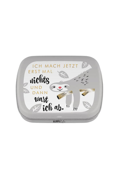 Leckere Pfefferminz Bonbons in der Mintdose mit witzigem Faultier Motivdruck und dem Spruch: Ich mach jetzt erst mal nichts und dann wart ich ab.