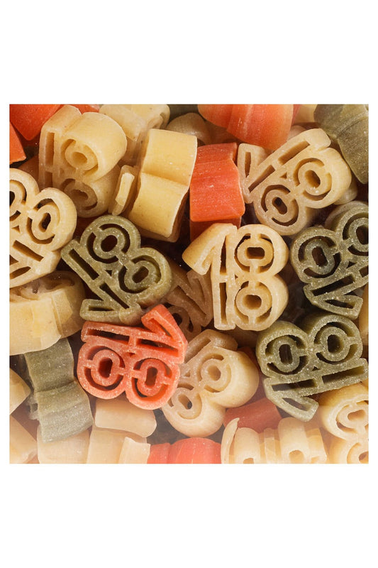 Motivnudeln mit der Zahl 18. Zahlenpasta zum 18. Geburtstag.