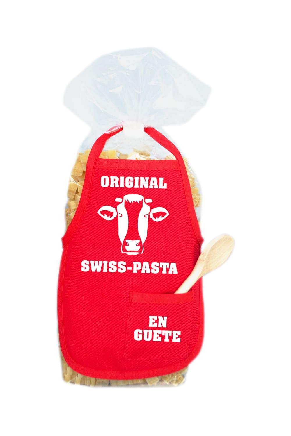 Die Kuh Original Swiss Pasta sind in Form von Schweizerkreuzen und mit einer roten Mini Kochschuerze. Auf der Kochschuerze steht die Aufschrift: Original Swiss Pasta. En Guete. Ausserdem ist eine Kuh abgebildet. Einfach ein grossartiges und leckeres Schweizer Souvenir Geschenk fuer alle, die gerne Pasta essen. 