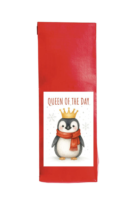 Der leckere Tee aus Fruechten ist im Beutel verpackt. Mit der Aufschrift: Queen of the day Tee. Ein ideales Teegeschenk fuer die Adventszeit und Winterzeit.