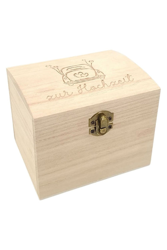 Die Schatzkiste Hochzeit Groesse M ist eine schoene Holztruhe mit Gravur „Zur Hochzeit“. Ideal fuer Geldgeschenke, Gutscheine und kleine Ueberraschungen.