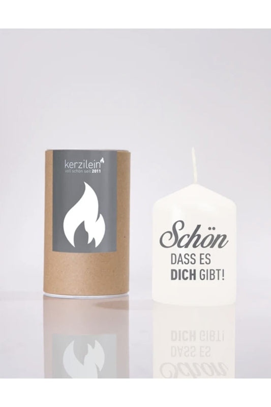 Flaemmchen von Kerzilein! Auf der Kerze ist der Spruch: Schoen dass es Dich gibt! Die Stumpenkerze ist weiss und verpackt in einer runden Kartonverpackung. 