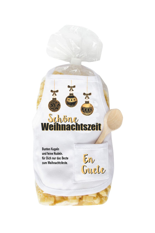 Die Pasta sind in Form kleiner Engel und in einer schoenen Verpackung mit einer Mini Kochschuerze. Ausserdem steht auf der laessigen Kochschuerze ein feines Rezept zum Nachkochen und der Spruch: Schoene Weihnachtszeit und eine weihnachtliche Abbildung. Zusaetzlich befindet sich in der kleinen Tasche, ein kleiner Kochloeffel aus Holz.