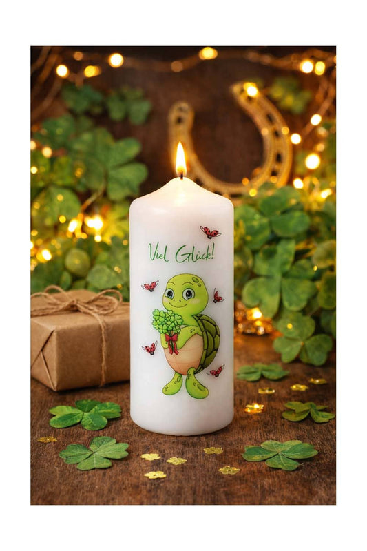 Spruchkerze bedruckt mit der Aufschrift: Viel Glueck, und der niedlichen Schildkroete Lia. Die Schildkroete haelt einen Strauss voller vierblaettrigen Kleeblaettern in der Hand. Die Glueckskerze fuer jeden Anlass! 