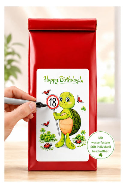 Happy Birthday Tee! Die Schildkroete Lia haelt ein Verkehrsschild in den Haenden. Das Verkehrsschild ist beschriftbar. Beliebige Geburtstagszahl reinschreiben. 