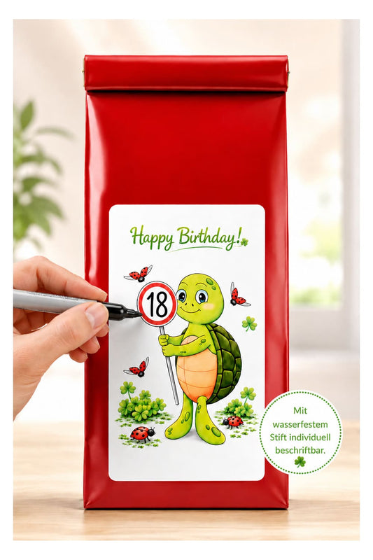Happy Birthday Tee! Die Schildkroete Lia haelt ein Verkehrsschild in den Haenden. Das Verkehrsschild ist beschriftbar. Beliebige Geburtstagszahl reinschreiben. 