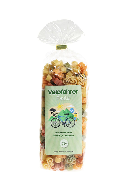 Velo Pastasaeckli mit der Spruchetikette: Velofahrer Pasta. Die schnelle Nudel fuer kraeftige Velowaden. En Guete. Die Motiv Teigwaren sind in Fahrrad Form! 