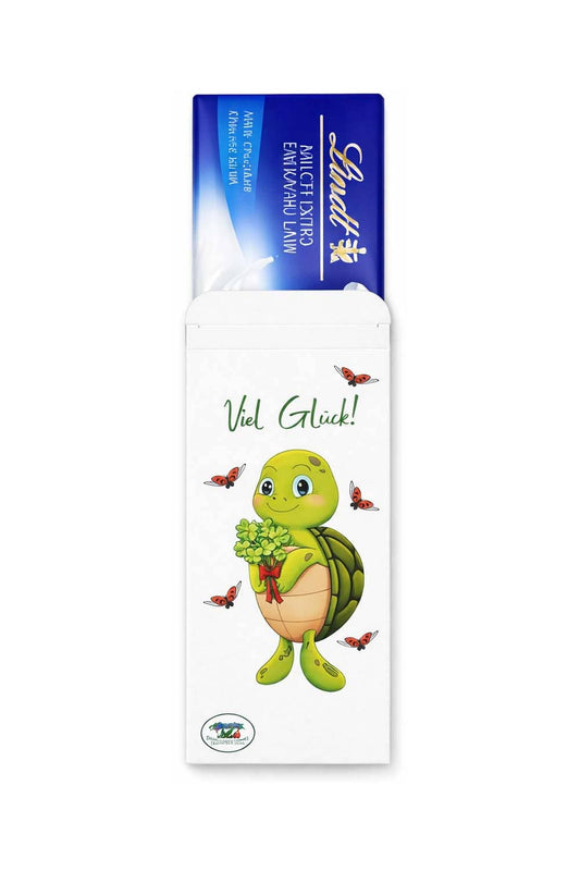 Schokolade mit der Aufschrift: Viel Glueck. Die aufgedruckte Schildkroete haelt einen Strauss voller vierblaettrigen Kleeblaettern in der Hand. Lia
