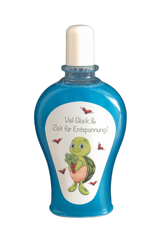 Das Shampoo mit der Aufschrift: Viel Glueck & Zeit fuer Entspannung. Die niedliche Schildkroete Lia haelt einen Strauss voller vierblaettrigen Kleeblaettern in der Hand. Spruch Duschmittel. 