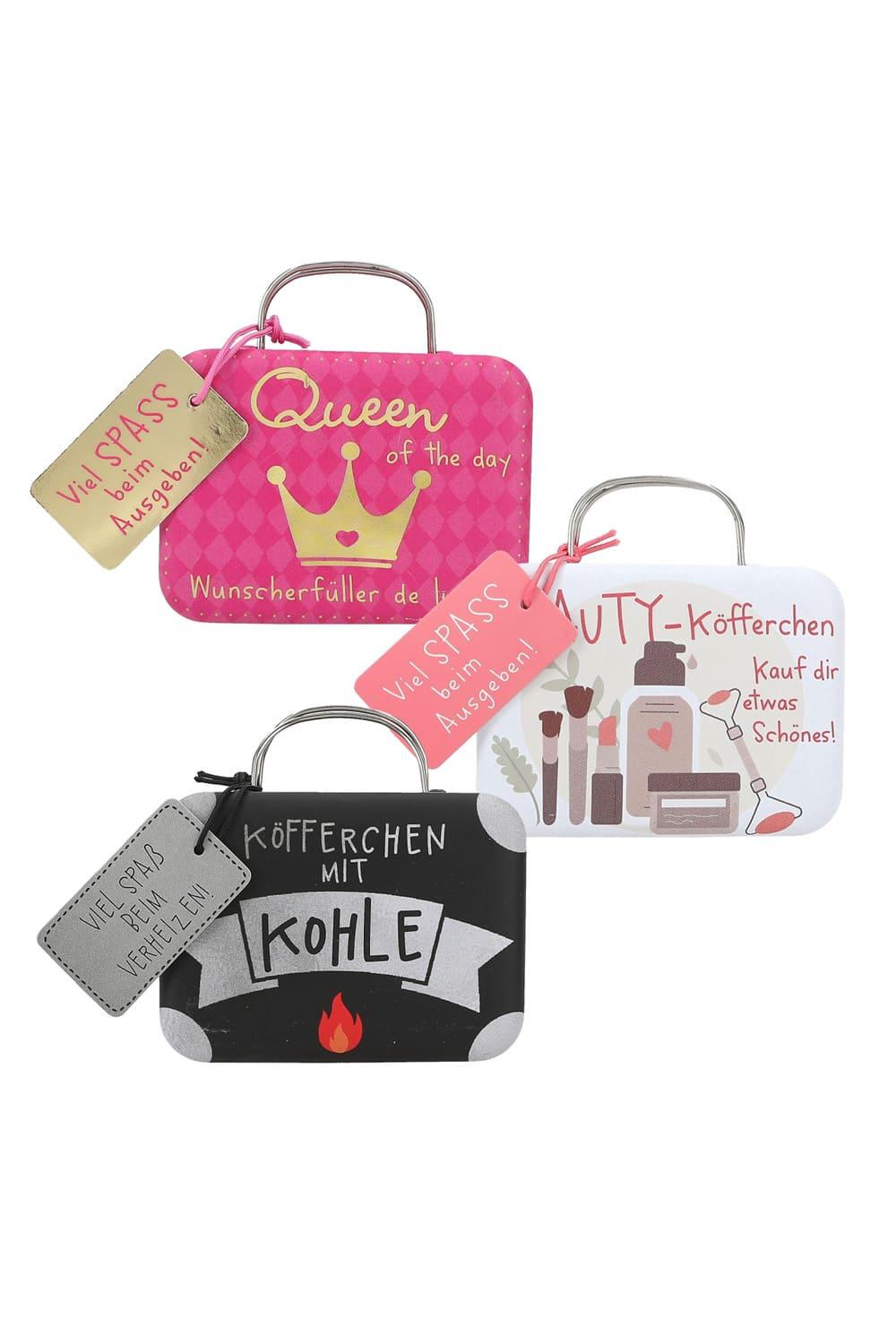 Dieser kleine Wunscherfueller Geldkoffer ist eine perfekte Geschenkidee um ein Geldgeschenk kreativ zu verpacken. Der kleine Koffer gibt es in 3 verschiedenen Motiven (auswaehlbar): 1. Koefferchen mit Kohle 2. Beauty-Koefferchen, kauf dir etwas schoenes! 3. Queen of the day. Wunscherfueller de luxe!  