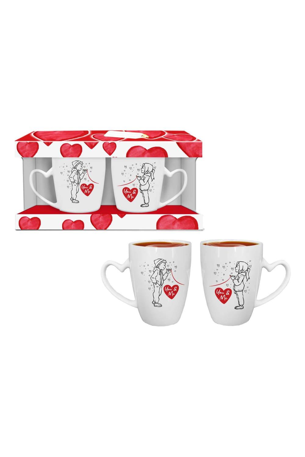 Dieses Geschenk ist einfach perfekt fuer Verliebte. Beide Tassen sind mit der Aufschrift: You & Me. Dieses herzige Tassen Set besteht aus zwei Tassen und ist verpackt in einer schoenen Kartonbox. Ein perfektes Geschenk zum Valentinstag, zum Hochzeitstag oder zum Jahrestag! 