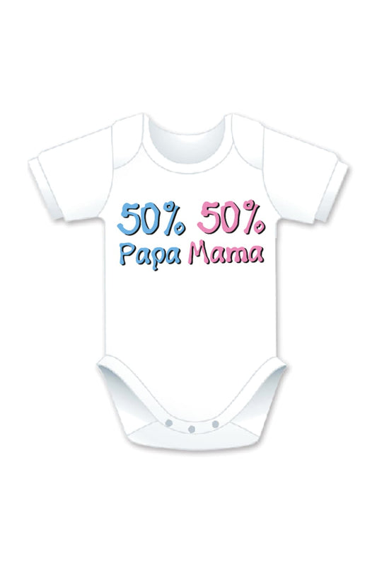 Mama 50% Papa Baby Body. Kurzarm Baby Body mit der Aufschrift: 50% Papa und 50% Mama. Babygeschenk. Mitbringsel und Geschenk zur Geburt. 