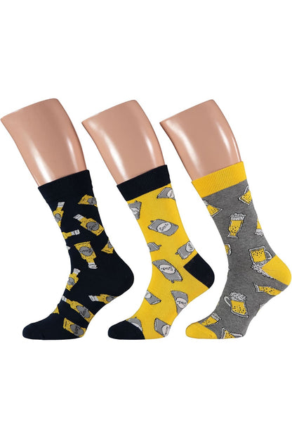 Bier Socken mit Bier Design in den Farben gelb und schwarz. Auf den Socken sieht man Bierflaschen, Bierkruege und Bierdosen.