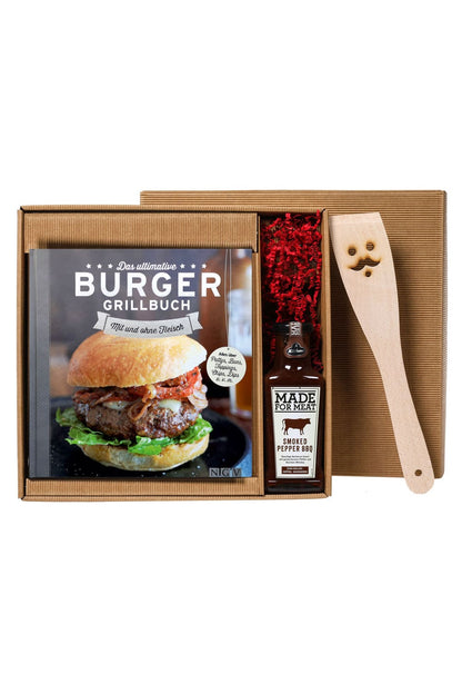 Der perfekte Burger. 84 geniale Rezepte fuer Burger, Buns, Saucen und Beilagen. Ein ideales Geschenkset zum Geburtstag, Vatertag, Muttertag oder zu Weihnachten. Die Geschenksbox beinhaltet ein Burger Grillbuch, eine leckere Grillsauce und einen lustigen Holzwender. 