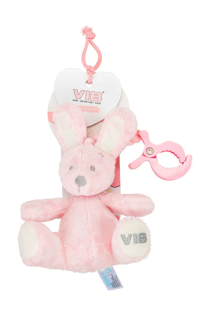 Dieses rosa kuschelige Babyspielzeug kann mit der Klemme beispielsweise am Kinderwagen angebracht werden. Das Baby kann am Kuschel Hase ziehen, das ausziehbare Band zieht sich danach wieder automatisch zurueck. Der Kuschel Hase ist aus Pluesch und von der Marke: VIB – Very Important Baby, qualitativ und hochwertig. 