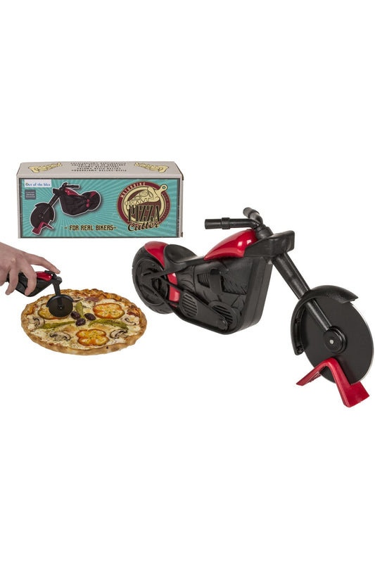 Sind Sie auf der Suche nach einem witzigen Gag Geschenk, dass auch noch praktisch ist? Dann empfehlen wir Ihnen dieses coole Pizzamesser Motorrad. Einfach ein superwitziges Geschenk fuer alle Motorrad Fahrer und Toeff Fans. Der Pizza Cutter ist in einem Geschenkkarton verpackt.