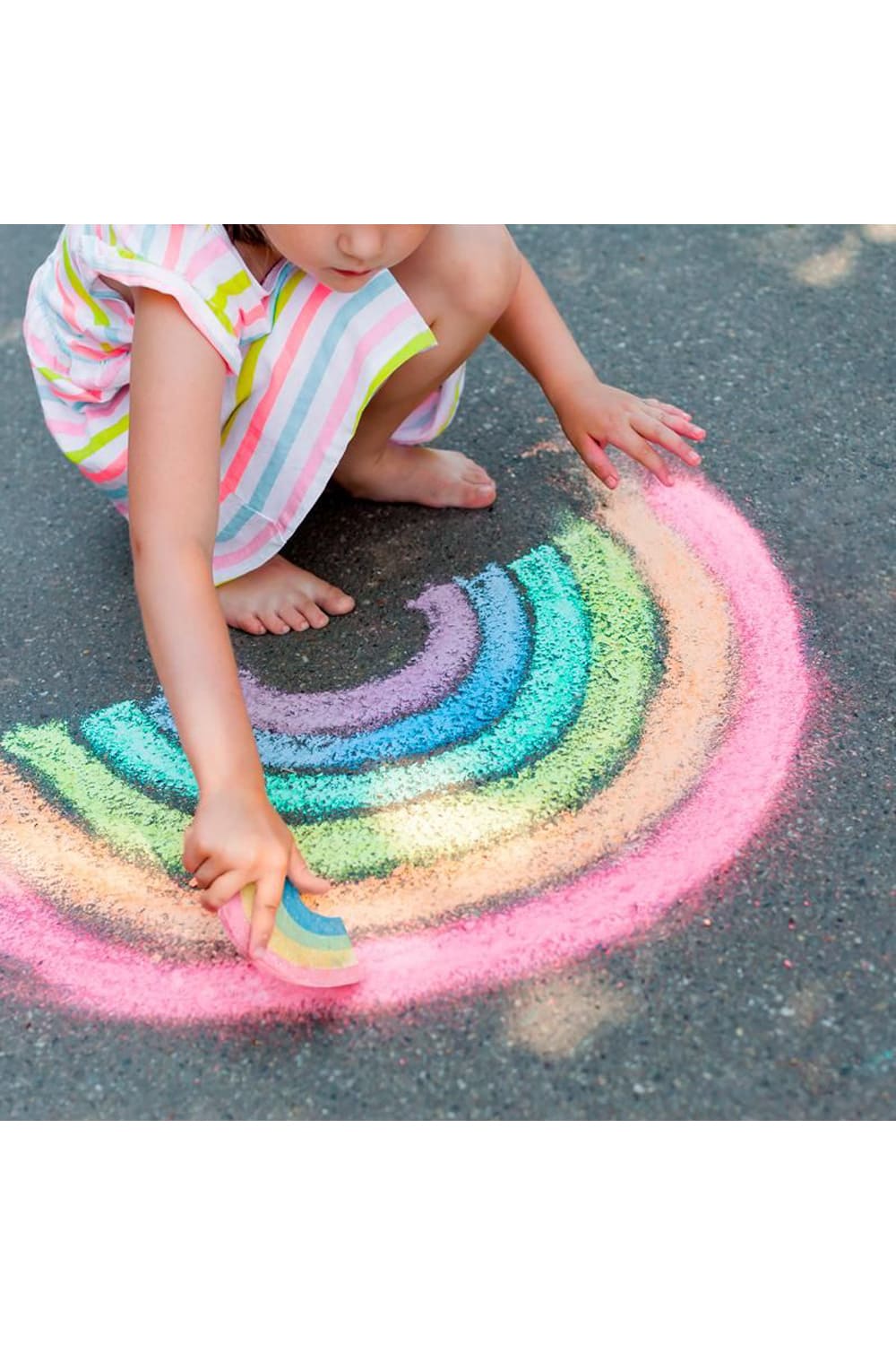 4 Farben in handlicher Regnbogen-Form. Regenbogen Strassenmalkreide. Perfektes Kindergeschenk zur Sommerzeit.
