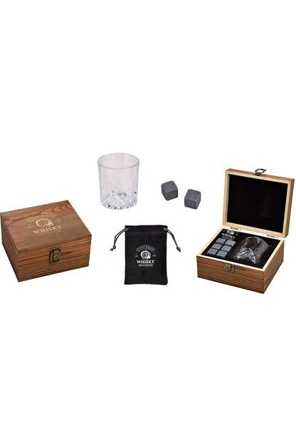 Dieses Whisky Geschenkset ist das perfekte Geschenk für alle Whisky Liebhaber und Whisky Geniesser.   Das Whisky Set besteht aus sechs Würfel aus Basalt Stein mit einem Samtbeutel und einem Whiskyglas. Das Set ist in einer schönen Holzbox verpackt.