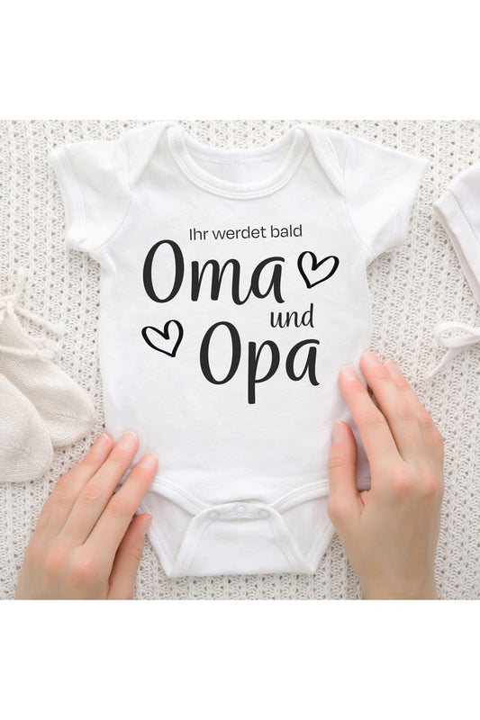 Ein tolles Geschenk für werdende Grosseltern. Der Baby Body mit der Aufschrift: Ihr werdet bald Oma und Opa, ist einfach nur zuckersuess. Die Botschaft mal anders mitteilen! Der Oma Baby Body ist aus Baumwolle.